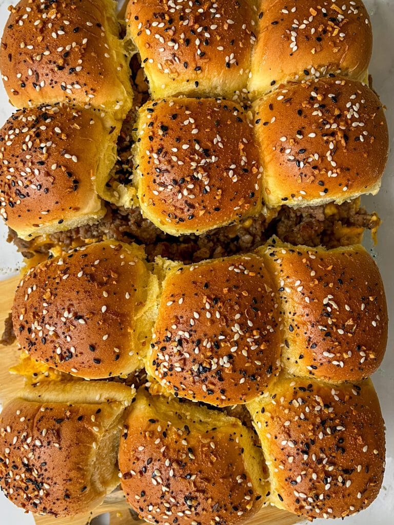 overhead shot of hot honey breakfeakfast sliders topped with garlic butter and everything bagel seasoning. 